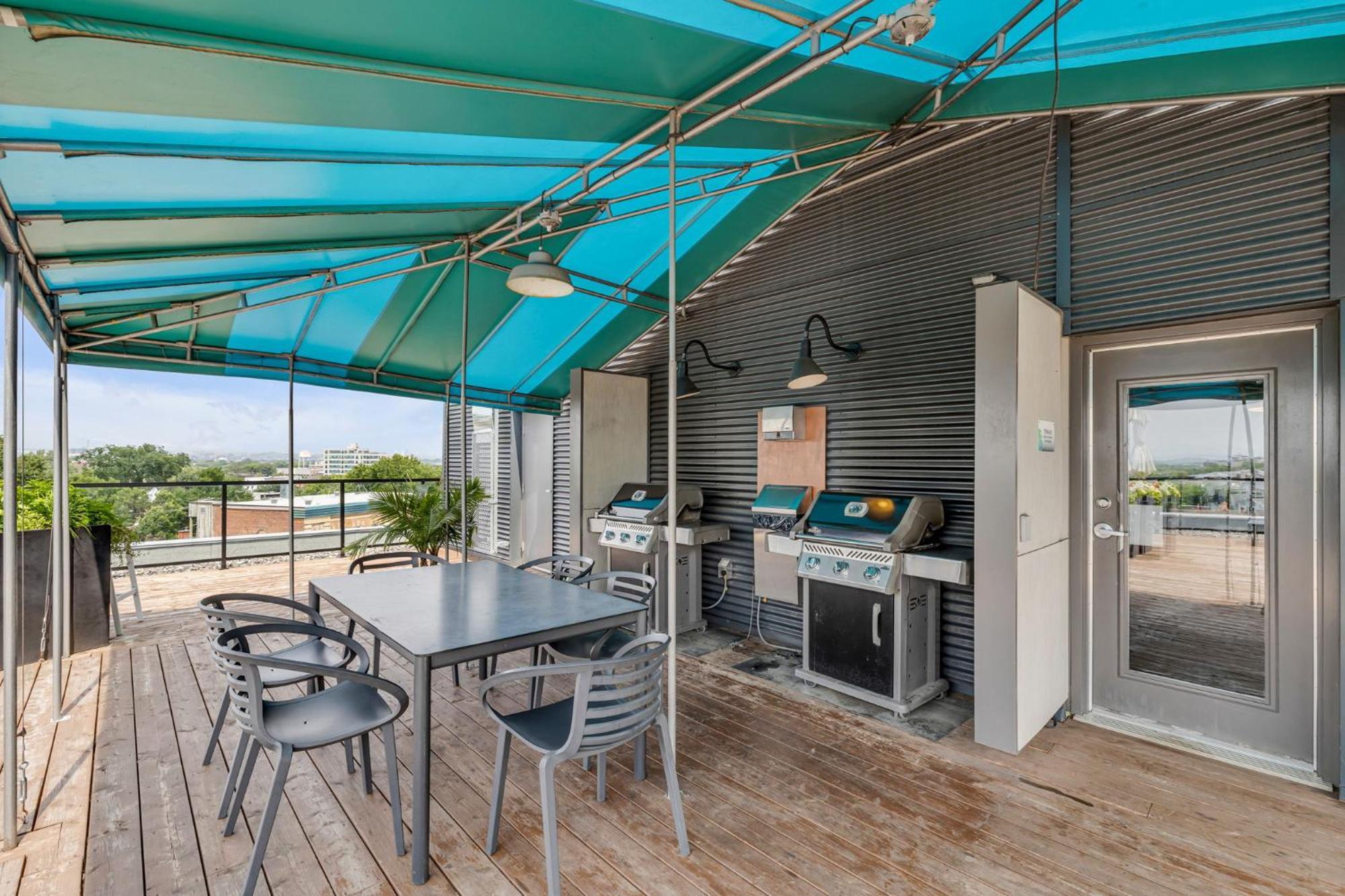 Initial / Ilot / Downtown Apartment